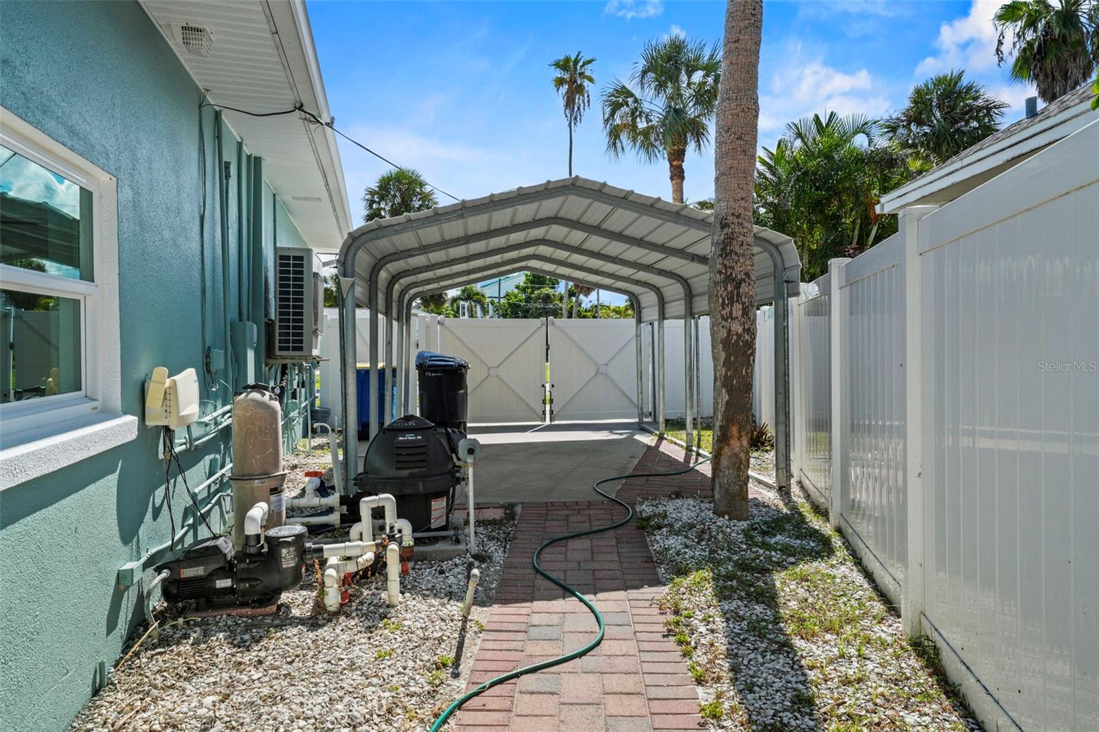 Image 39 of 43 For 976 Narcissus Avenue