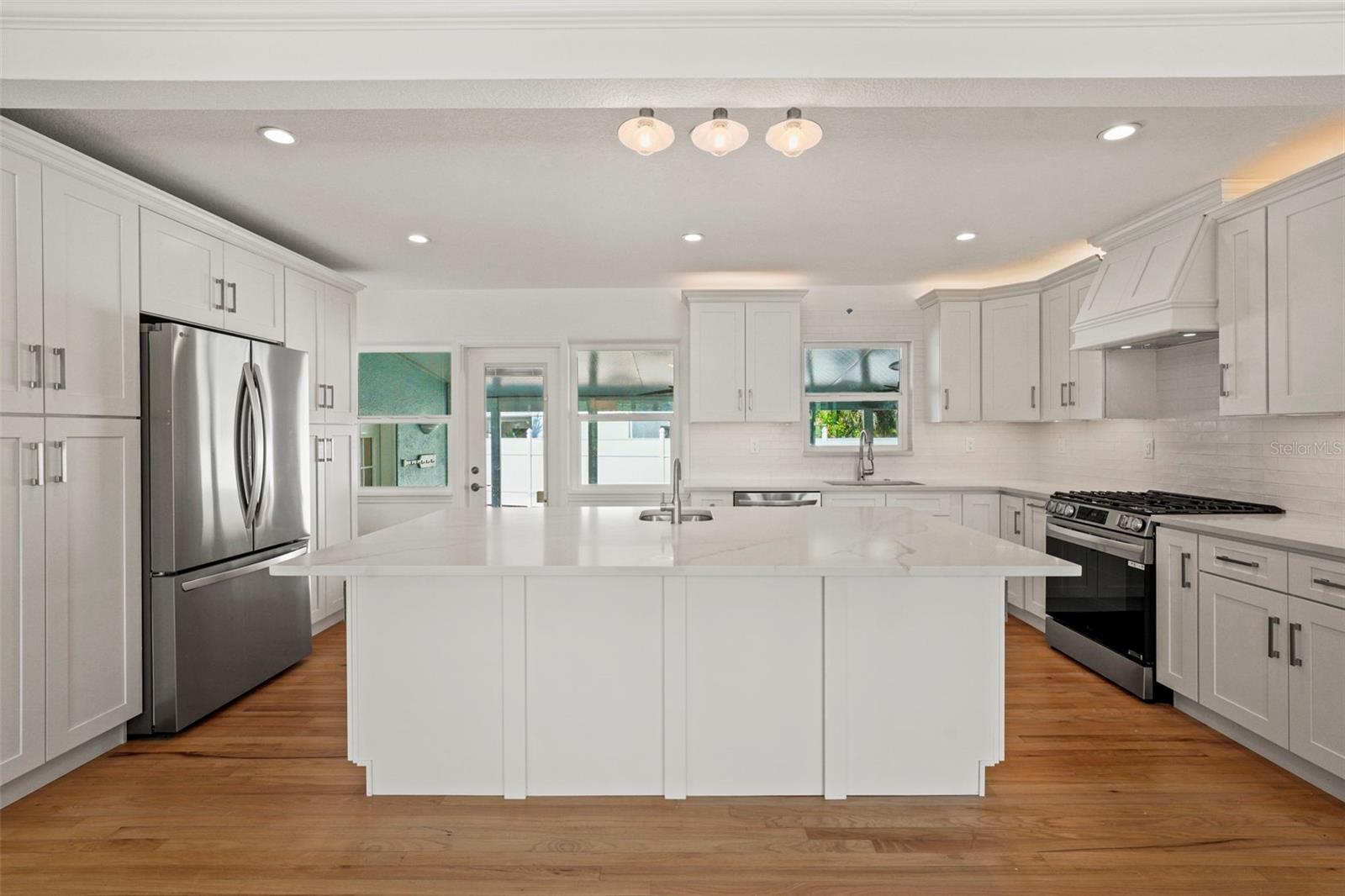 Image 4 of 43 For 976 Narcissus Avenue