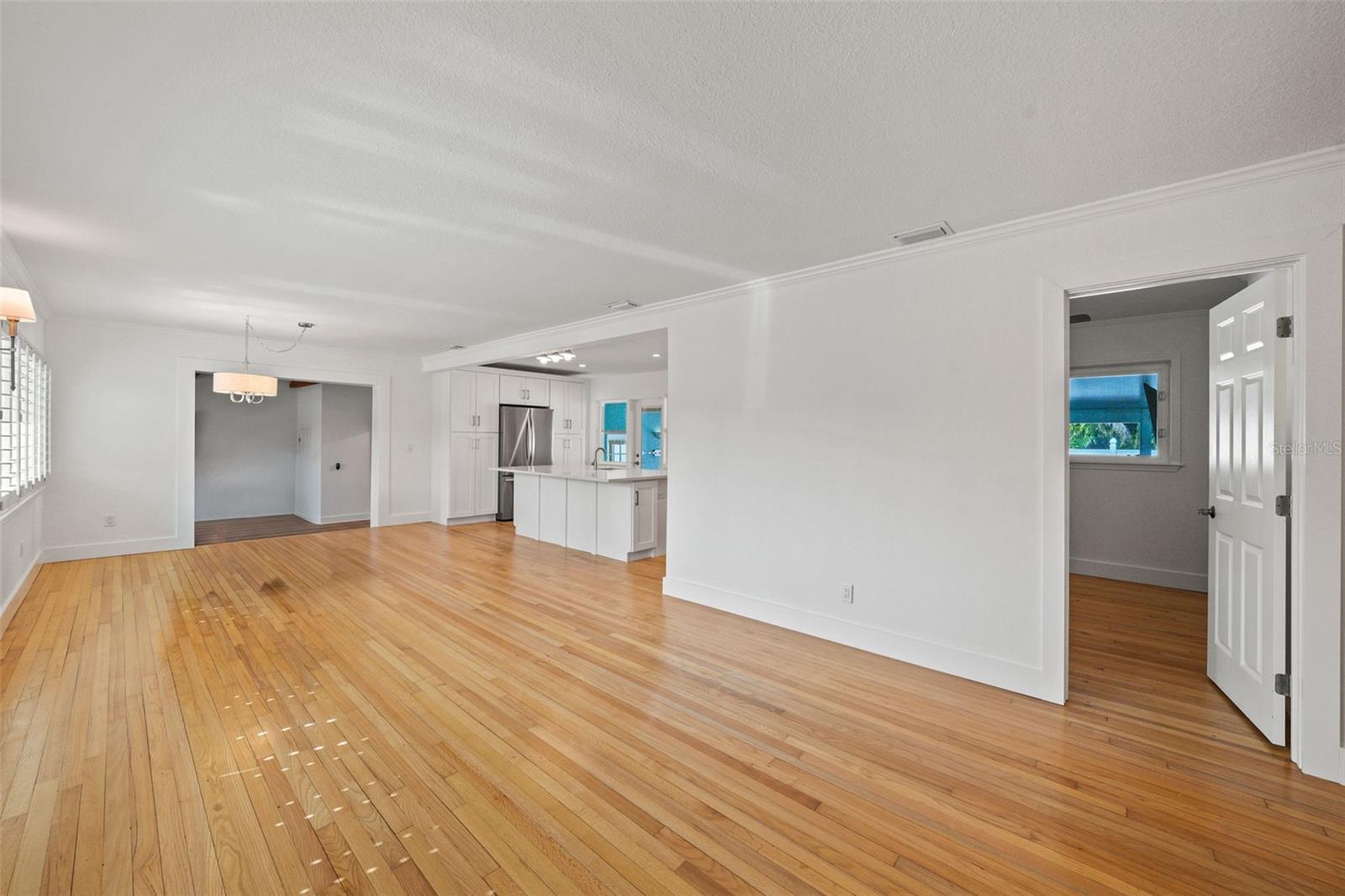 Image 8 of 43 For 976 Narcissus Avenue