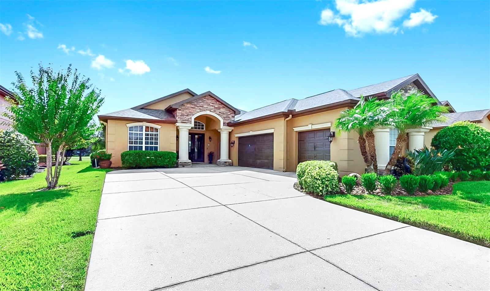 Listing photo id 1 for 13342 Trailing Moss Drive