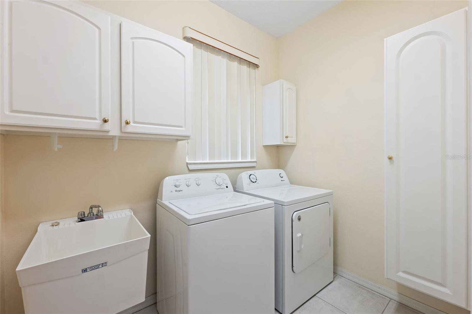Listing photo id 9 for 5202 Abbey Park Avenue
