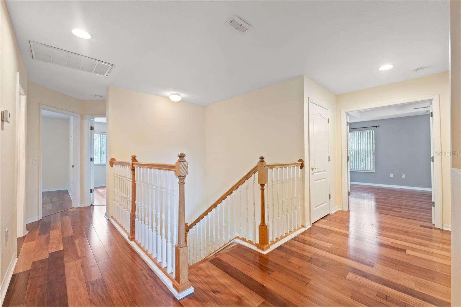 Listing photo id 11 for 5202 Abbey Park Avenue