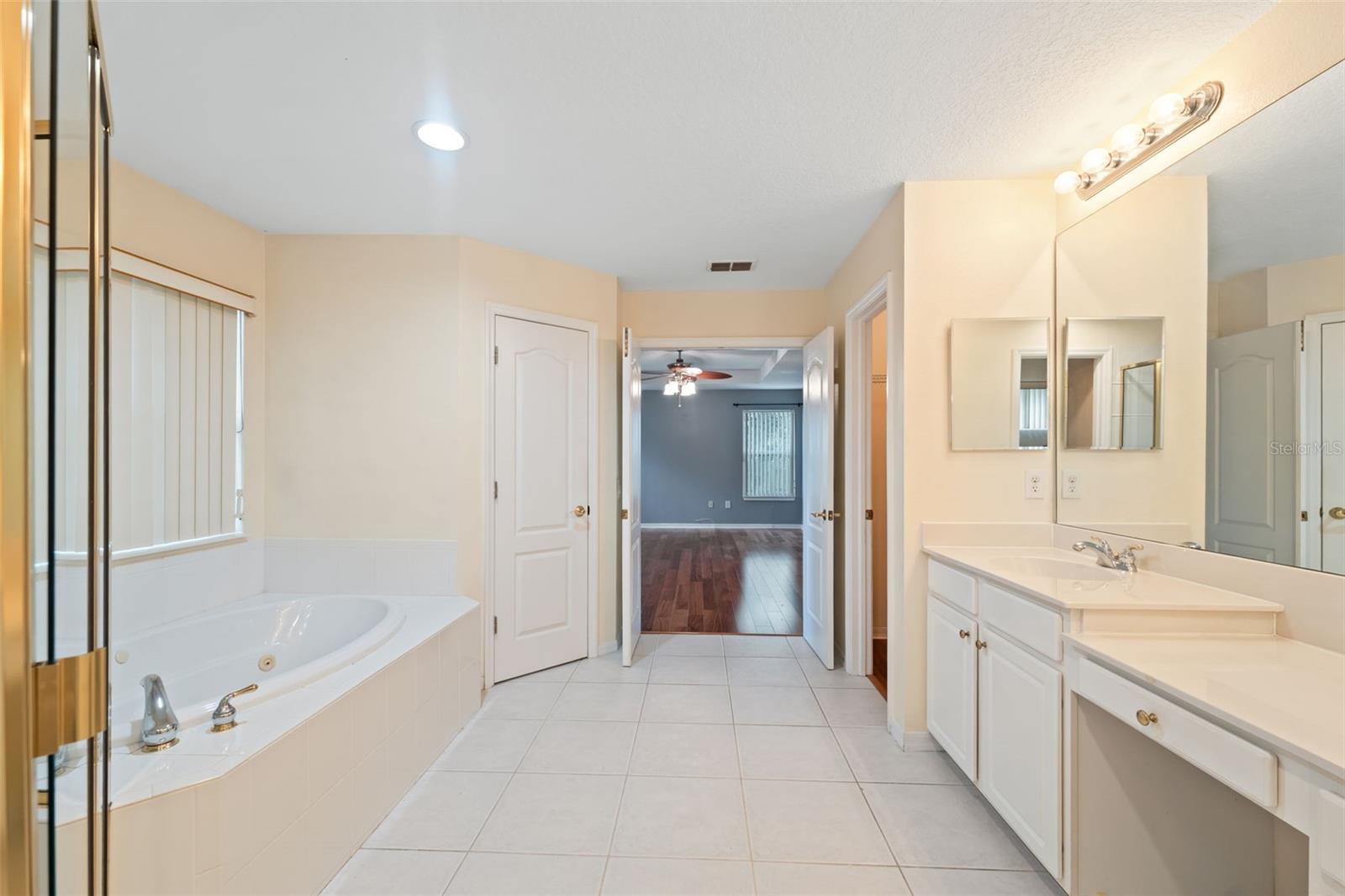 Listing photo id 15 for 5202 Abbey Park Avenue