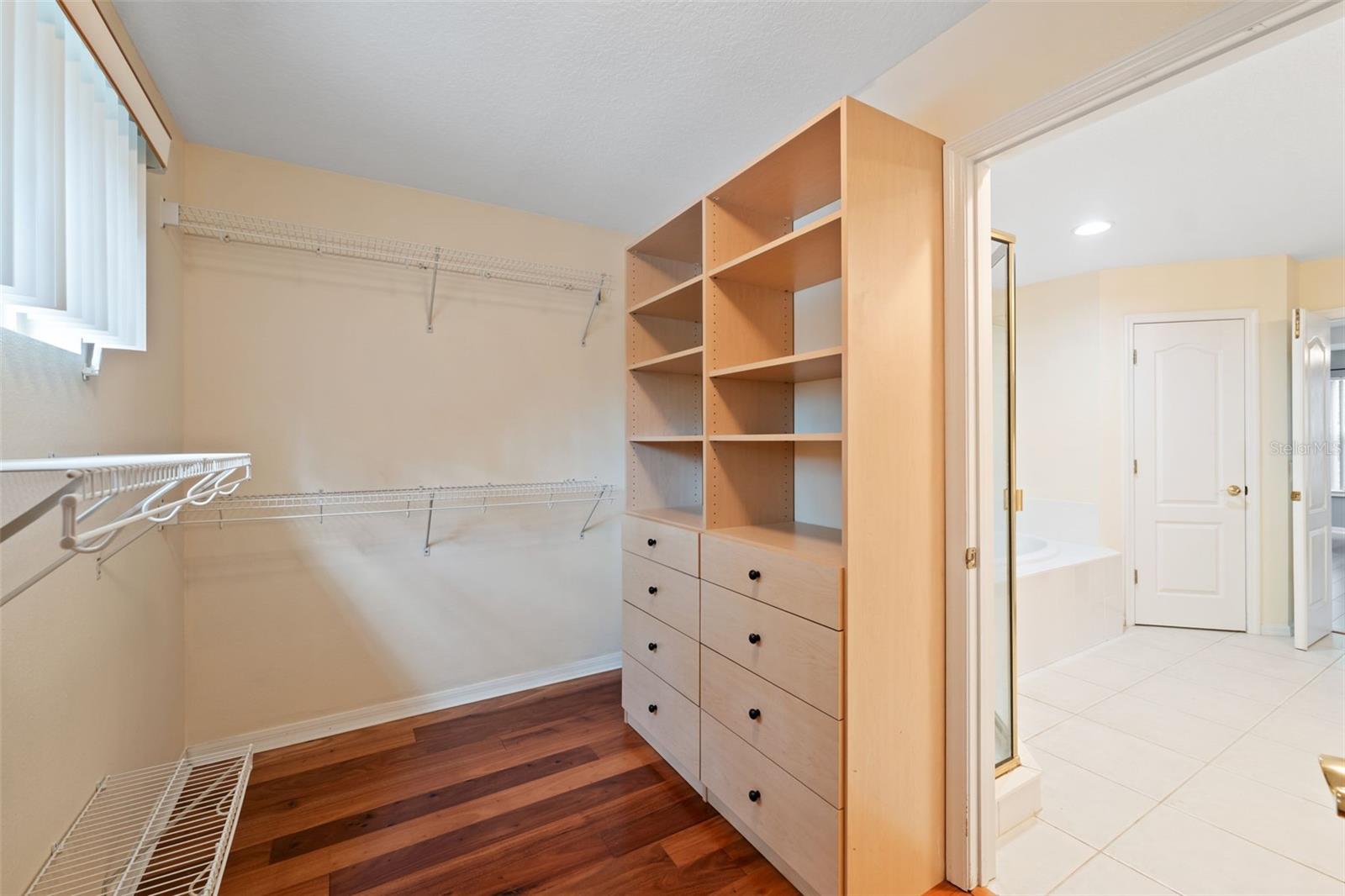 Listing photo id 16 for 5202 Abbey Park Avenue