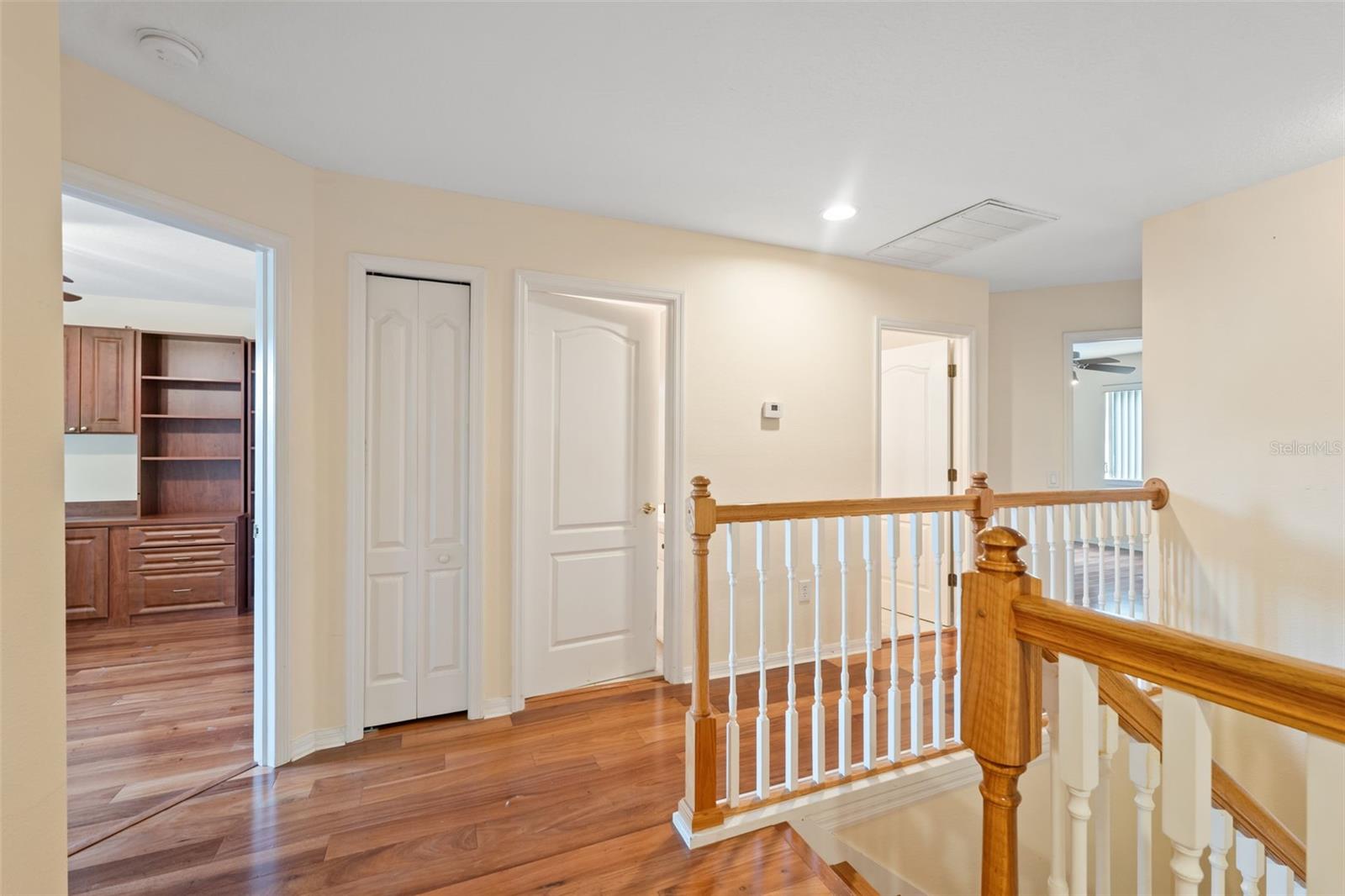 Listing photo id 18 for 5202 Abbey Park Avenue