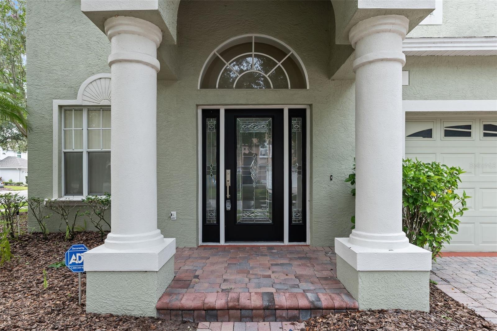 Listing photo id 1 for 5202 Abbey Park Avenue