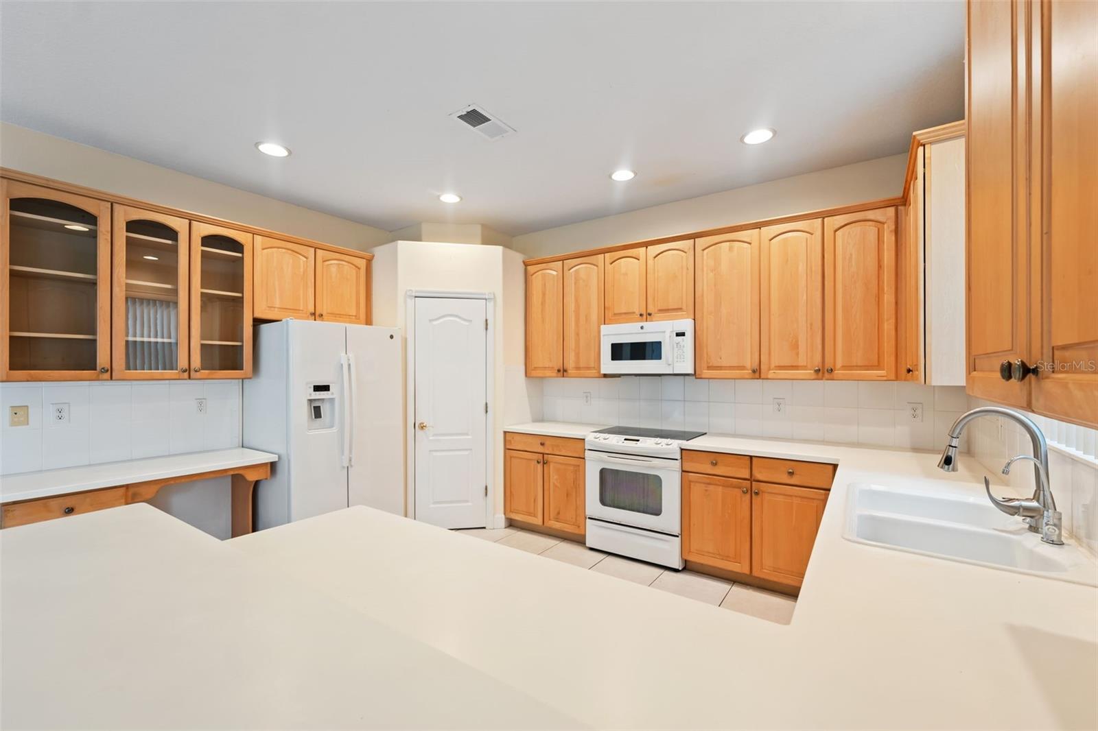 Listing photo id 6 for 5202 Abbey Park Avenue