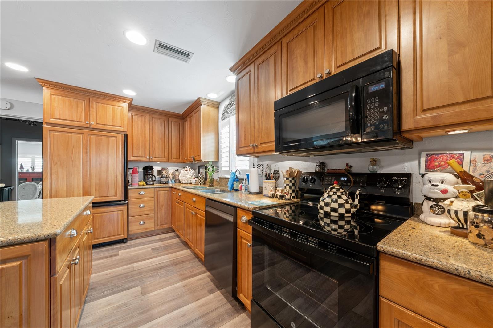 Image 18 of 81 For 7912 3rd Avenue S