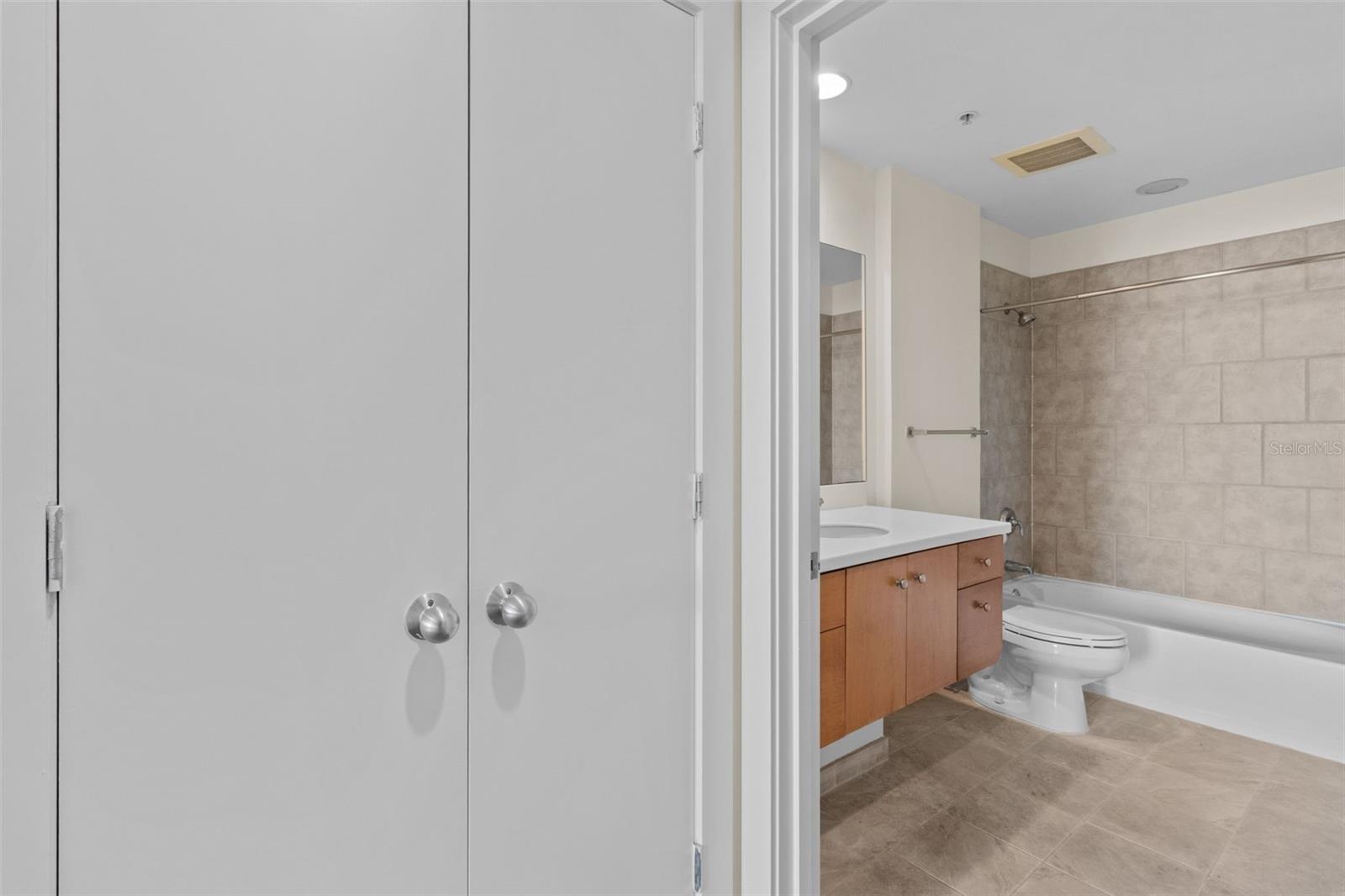 Image 18 of 30 For 1208 Kennedy Boulevard 1022