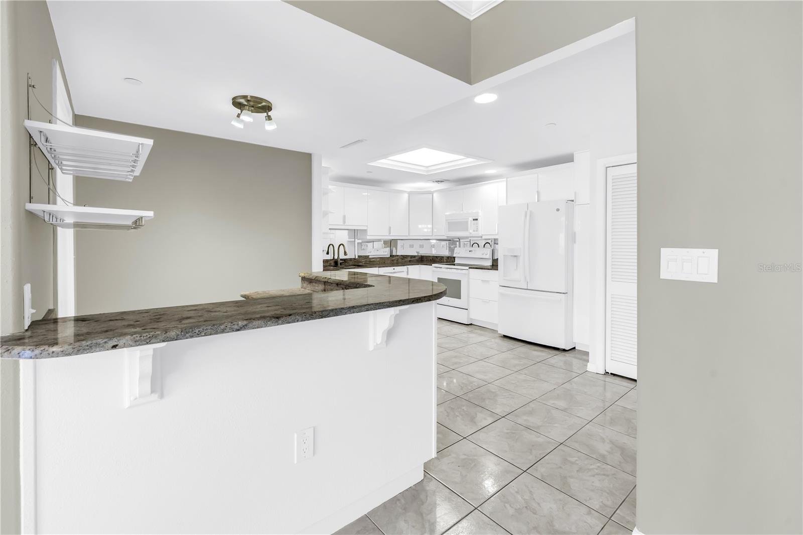 Image 11 of 58 For 1 Beach Drive Se 810