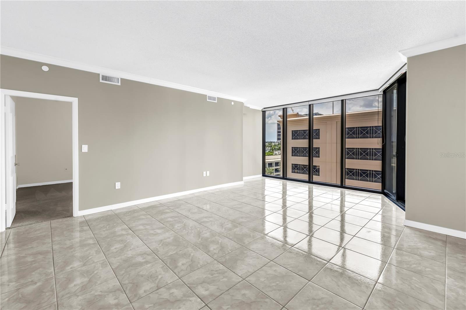 Image 13 of 58 For 1 Beach Drive Se 810