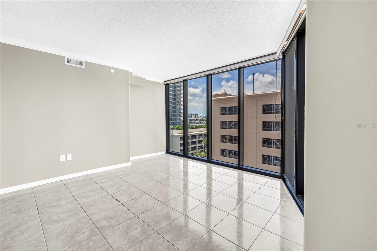 Image 14 of 58 For 1 Beach Drive Se 810