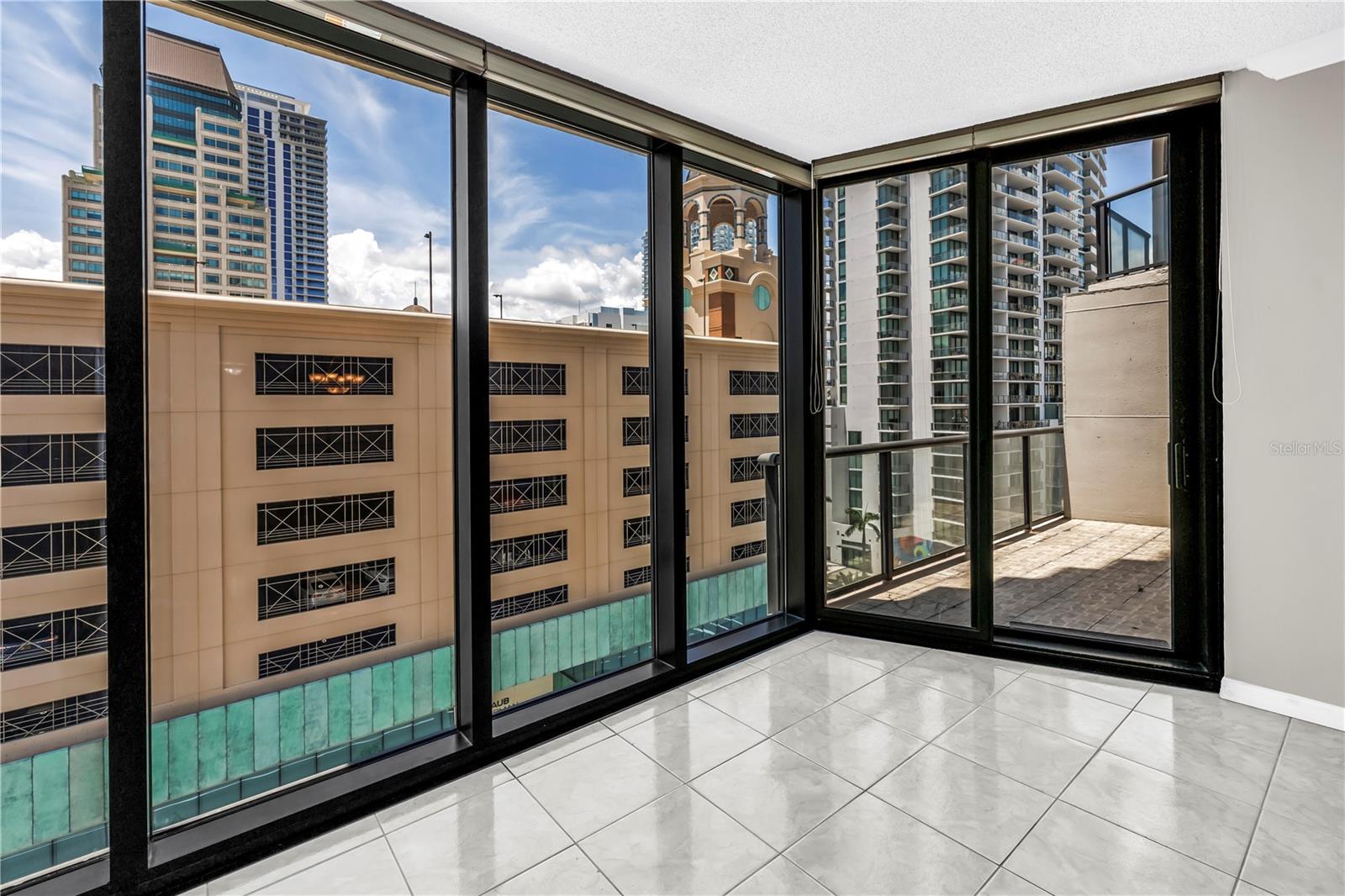 Image 15 of 58 For 1 Beach Drive Se 810