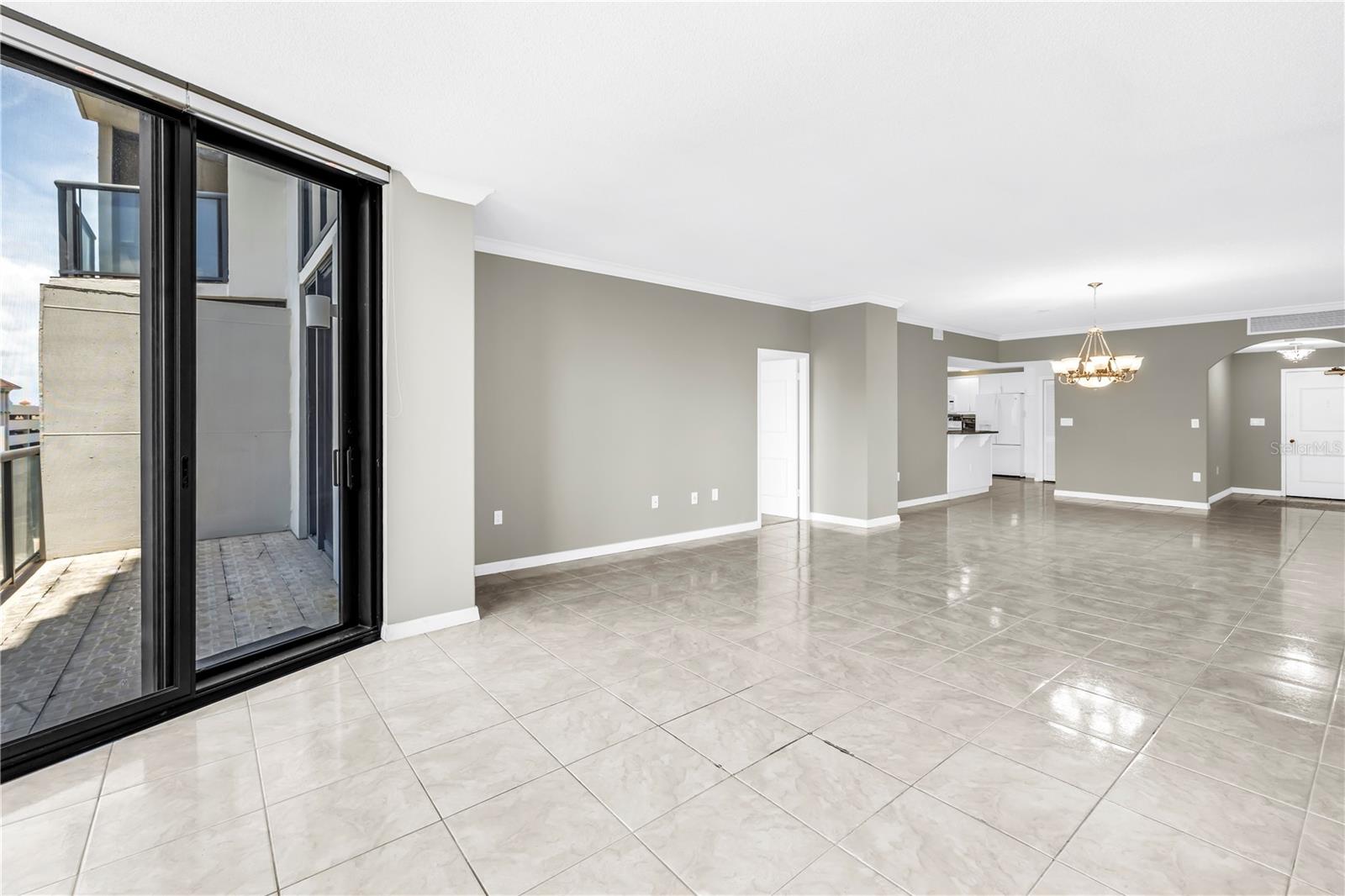 Image 16 of 58 For 1 Beach Drive Se 810