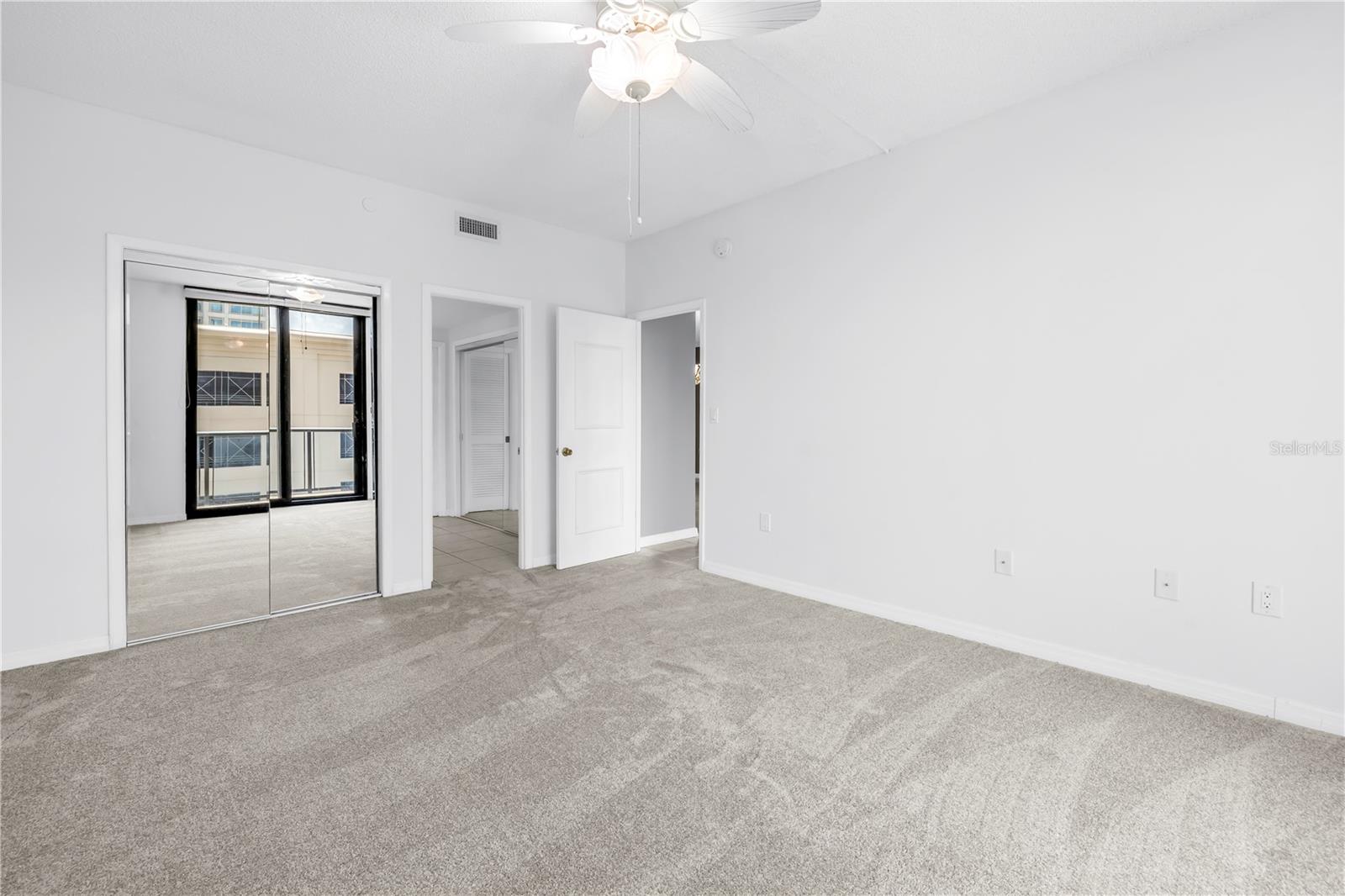 Image 22 of 58 For 1 Beach Drive Se 810