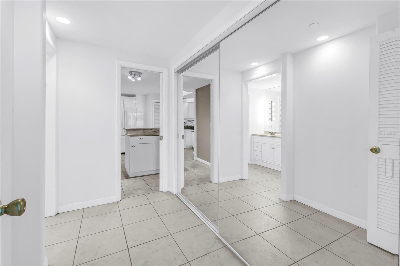 Image 23 of 58 For 1 Beach Drive Se 810