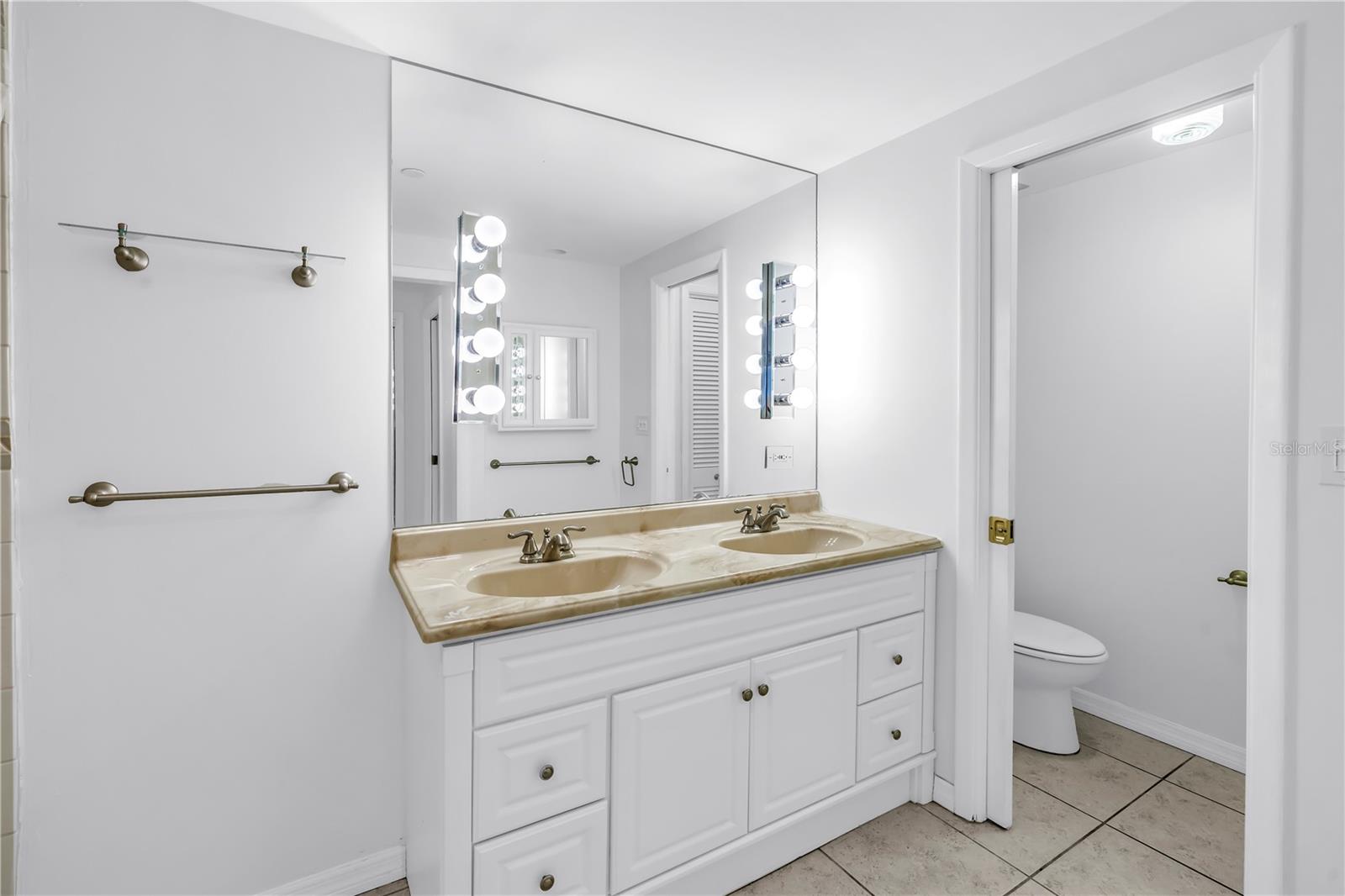 Image 24 of 58 For 1 Beach Drive Se 810