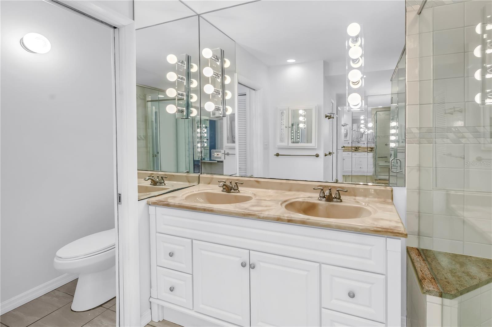 Image 25 of 58 For 1 Beach Drive Se 810