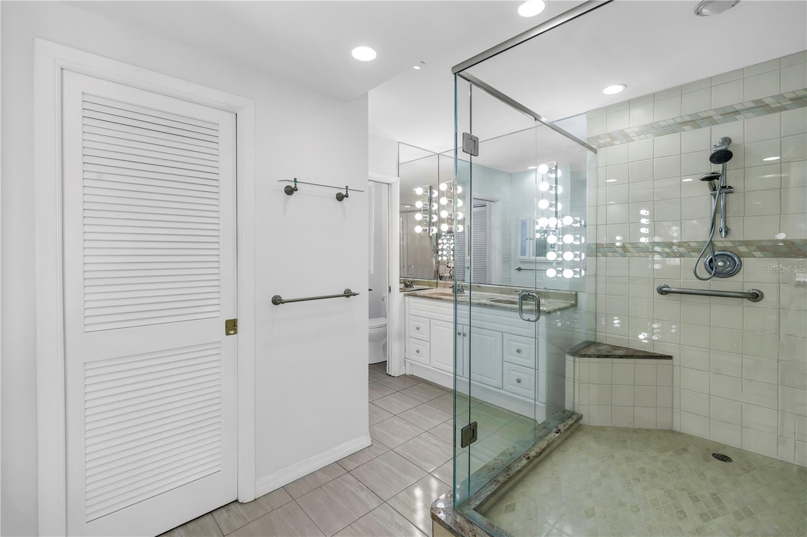 Image 26 of 58 For 1 Beach Drive Se 810