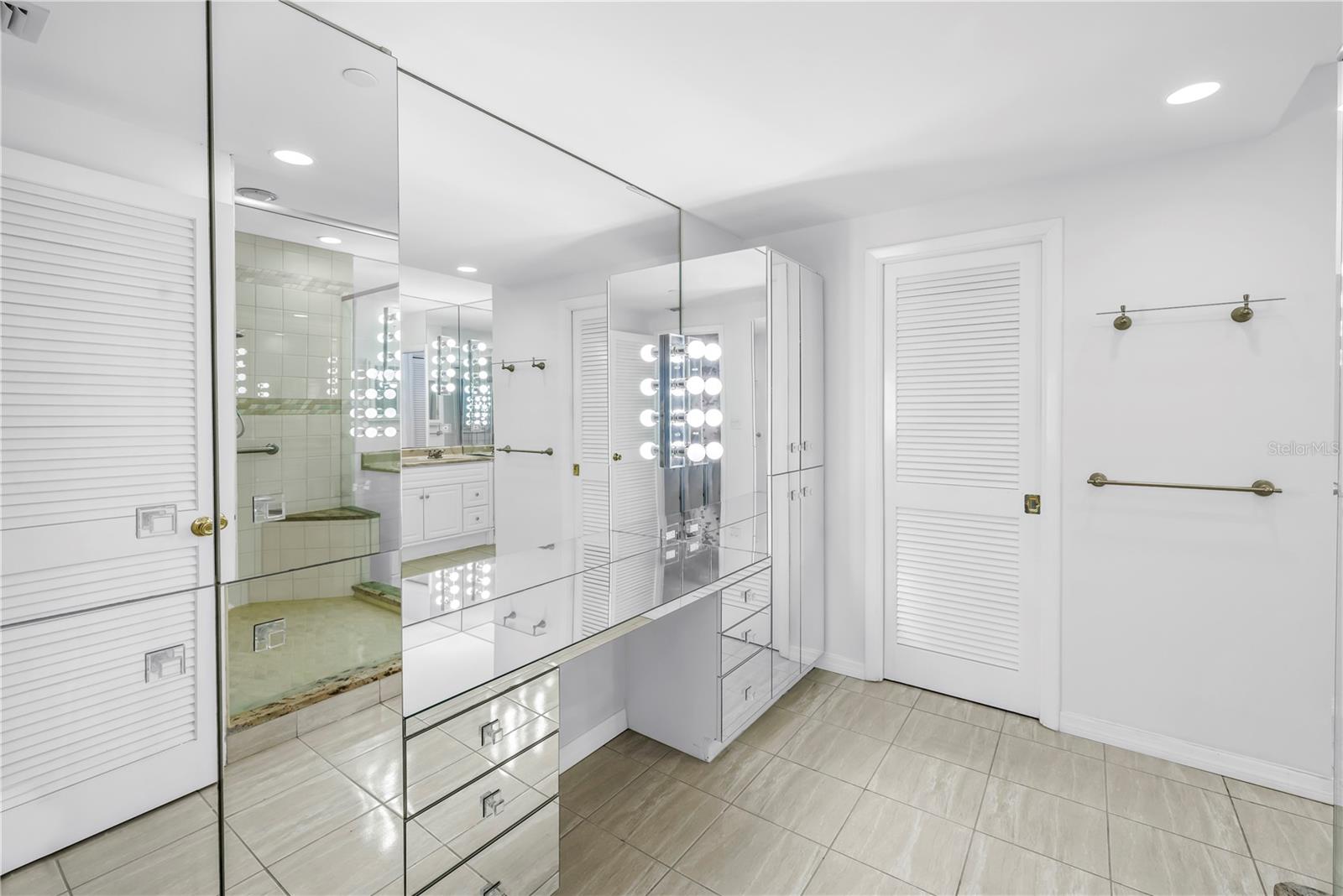 Image 27 of 58 For 1 Beach Drive Se 810