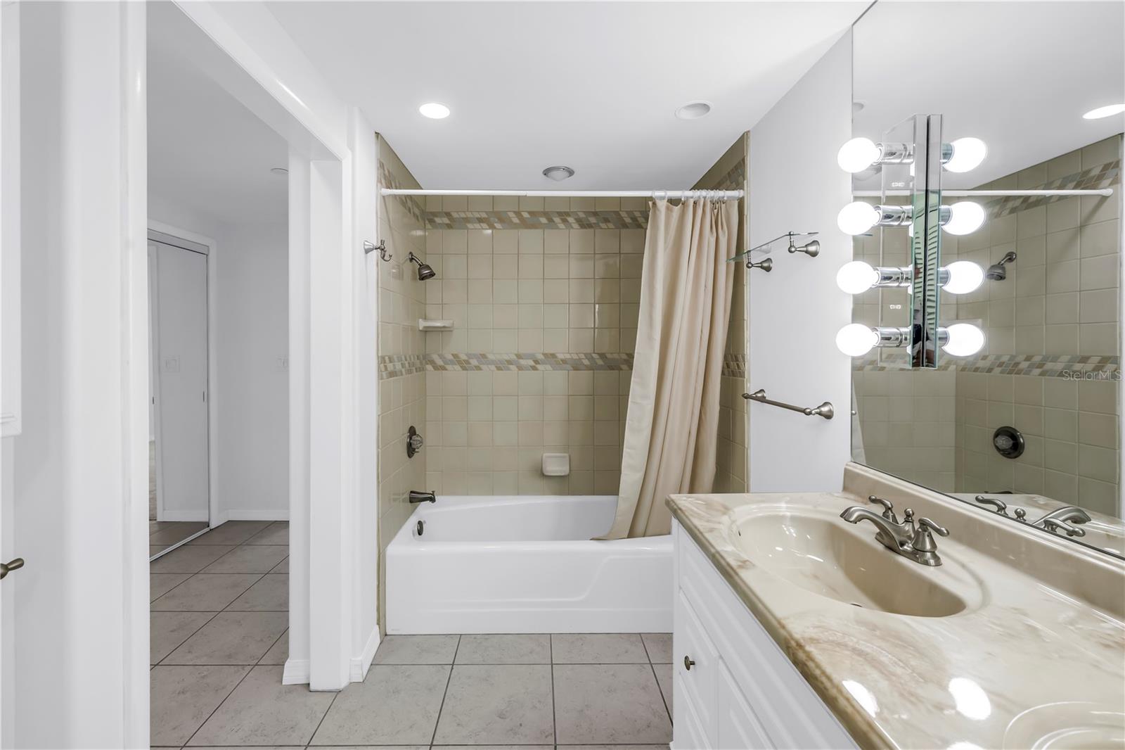 Image 30 of 58 For 1 Beach Drive Se 810