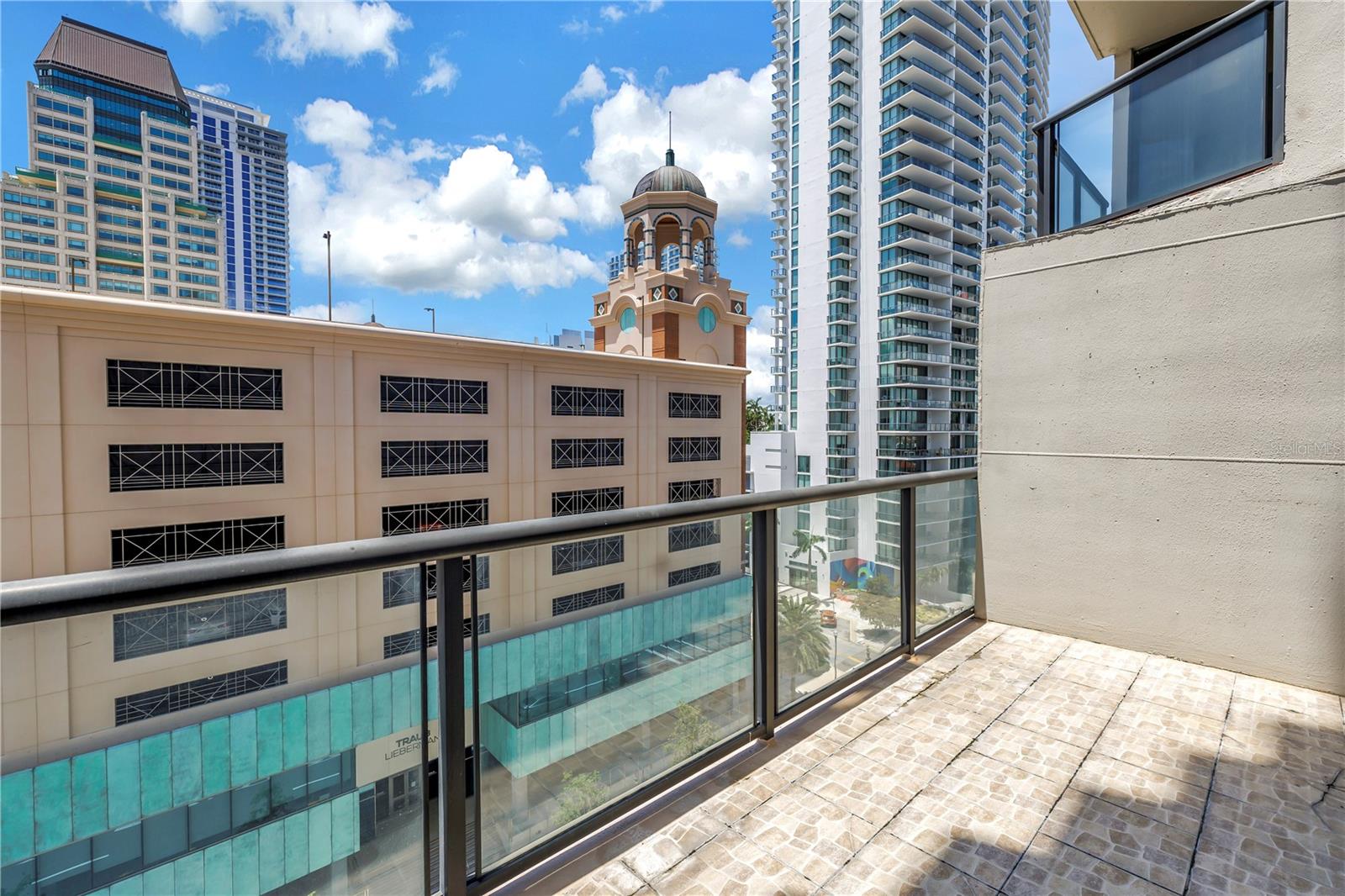 Image 34 of 58 For 1 Beach Drive Se 810