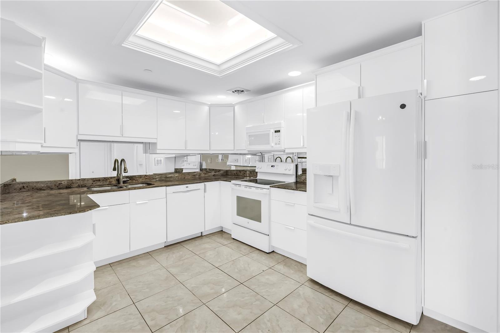 Image 6 of 58 For 1 Beach Drive Se 810