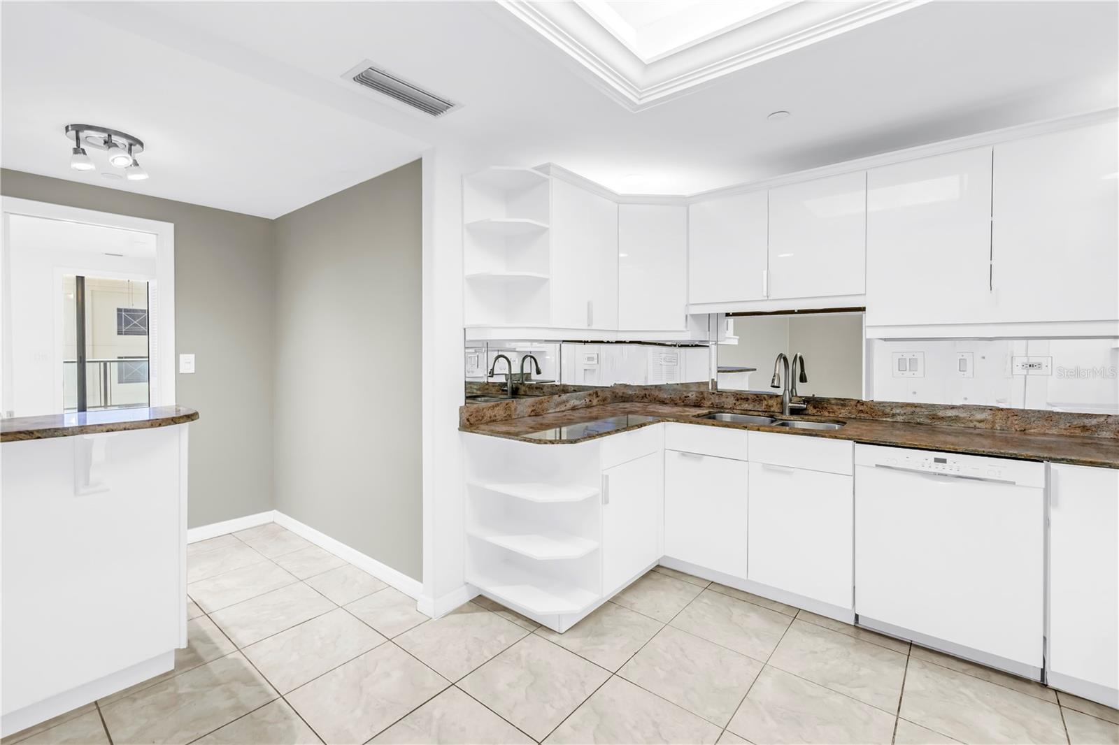 Image 7 of 58 For 1 Beach Drive Se 810