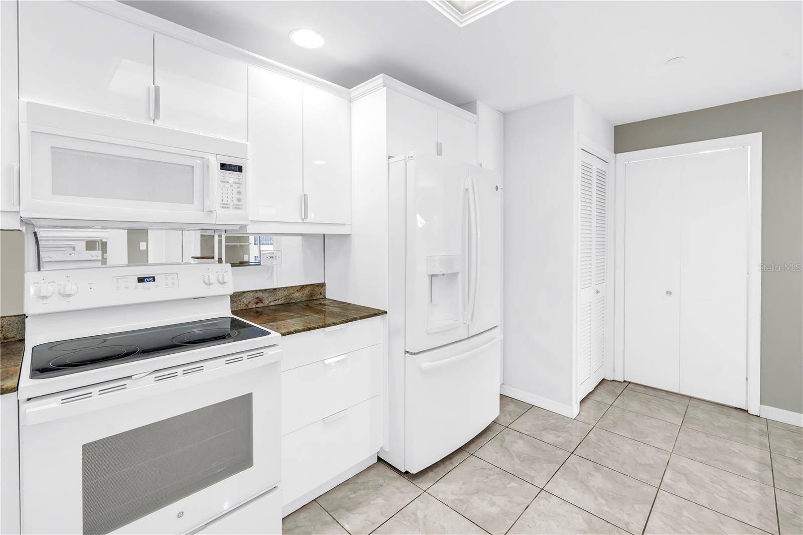 Image 8 of 58 For 1 Beach Drive Se 810