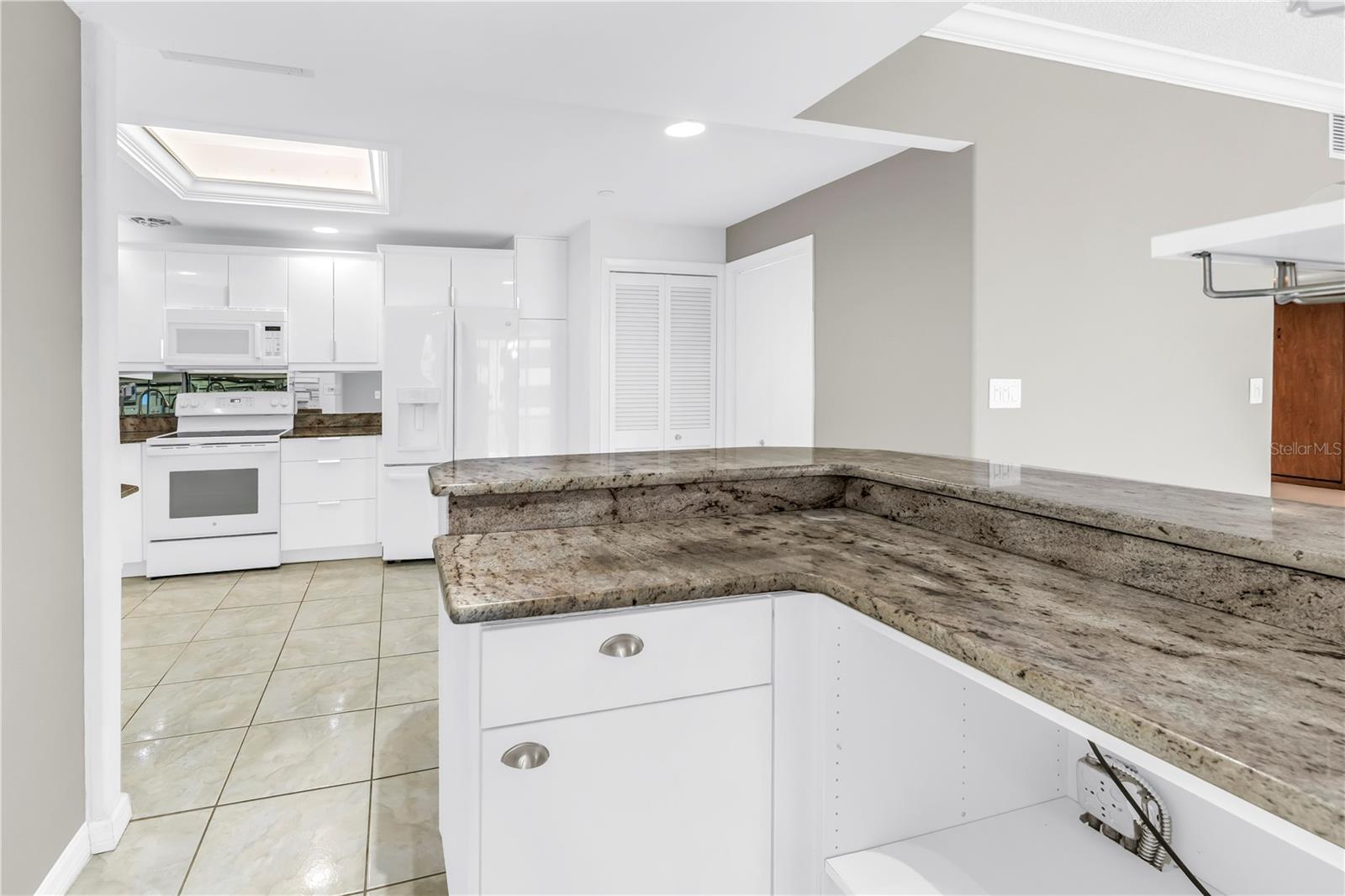 Image 9 of 58 For 1 Beach Drive Se 810