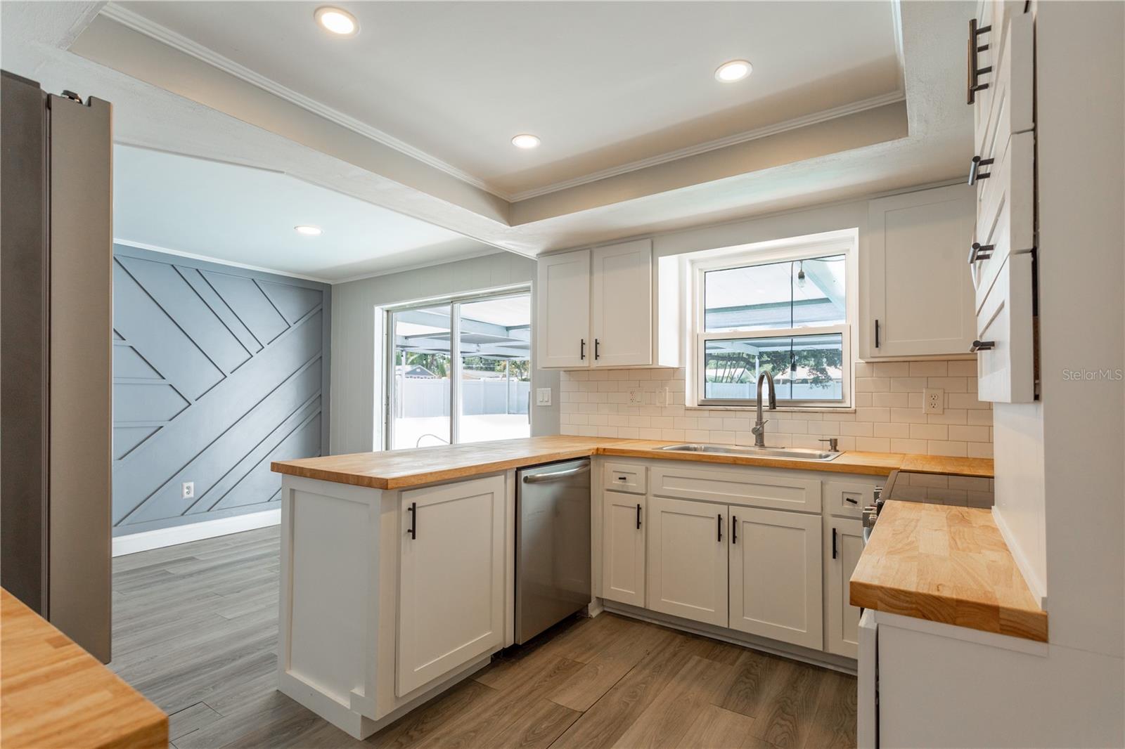 Image 7 of 55 For 2021 Valley Drive