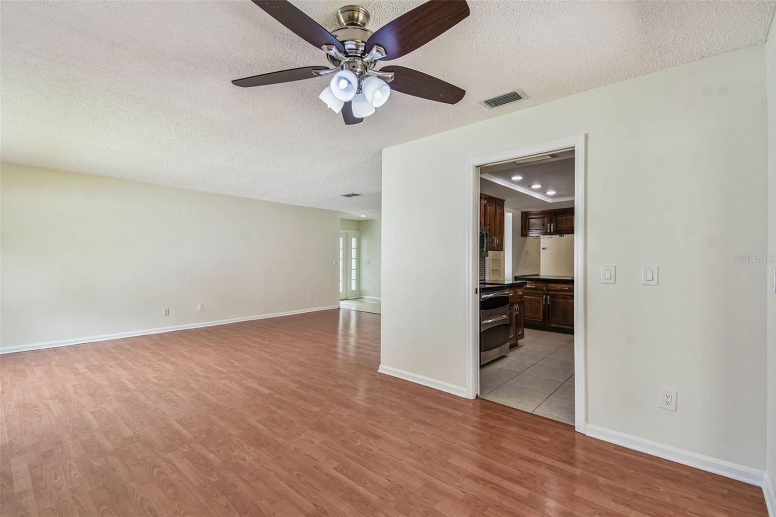 Listing photo id 11 for 9203 Regents Park Drive
