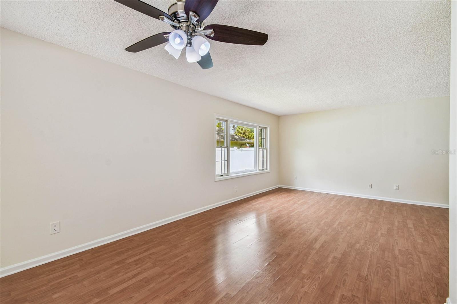 Listing photo id 12 for 9203 Regents Park Drive