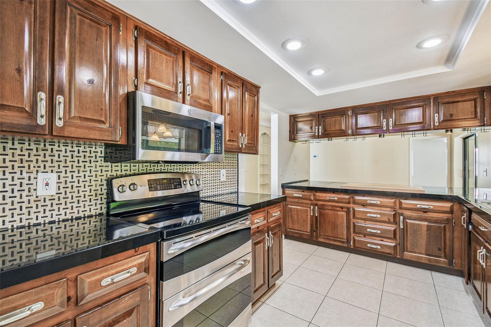 Listing photo id 15 for 9203 Regents Park Drive