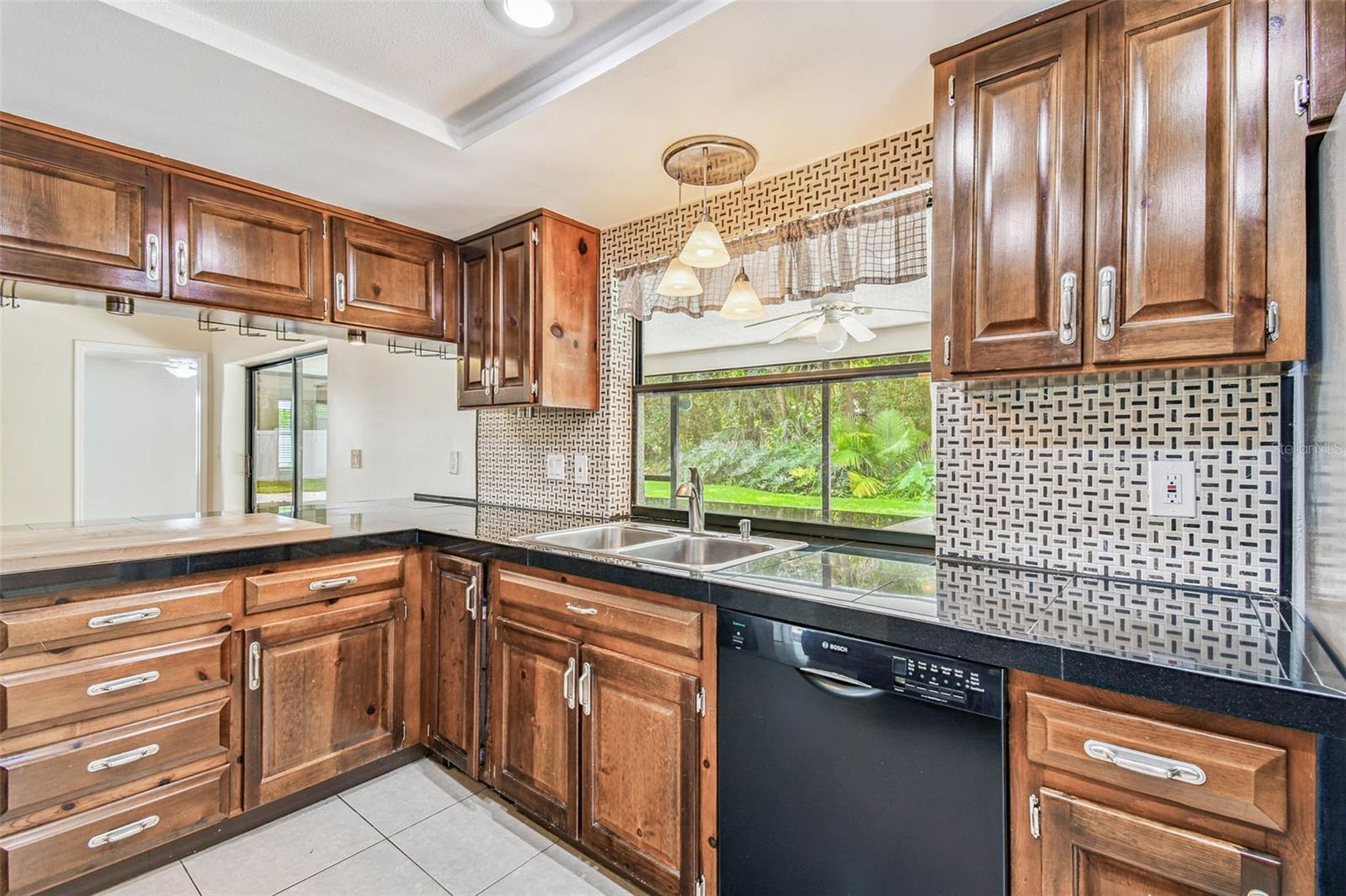 Listing photo id 16 for 9203 Regents Park Drive