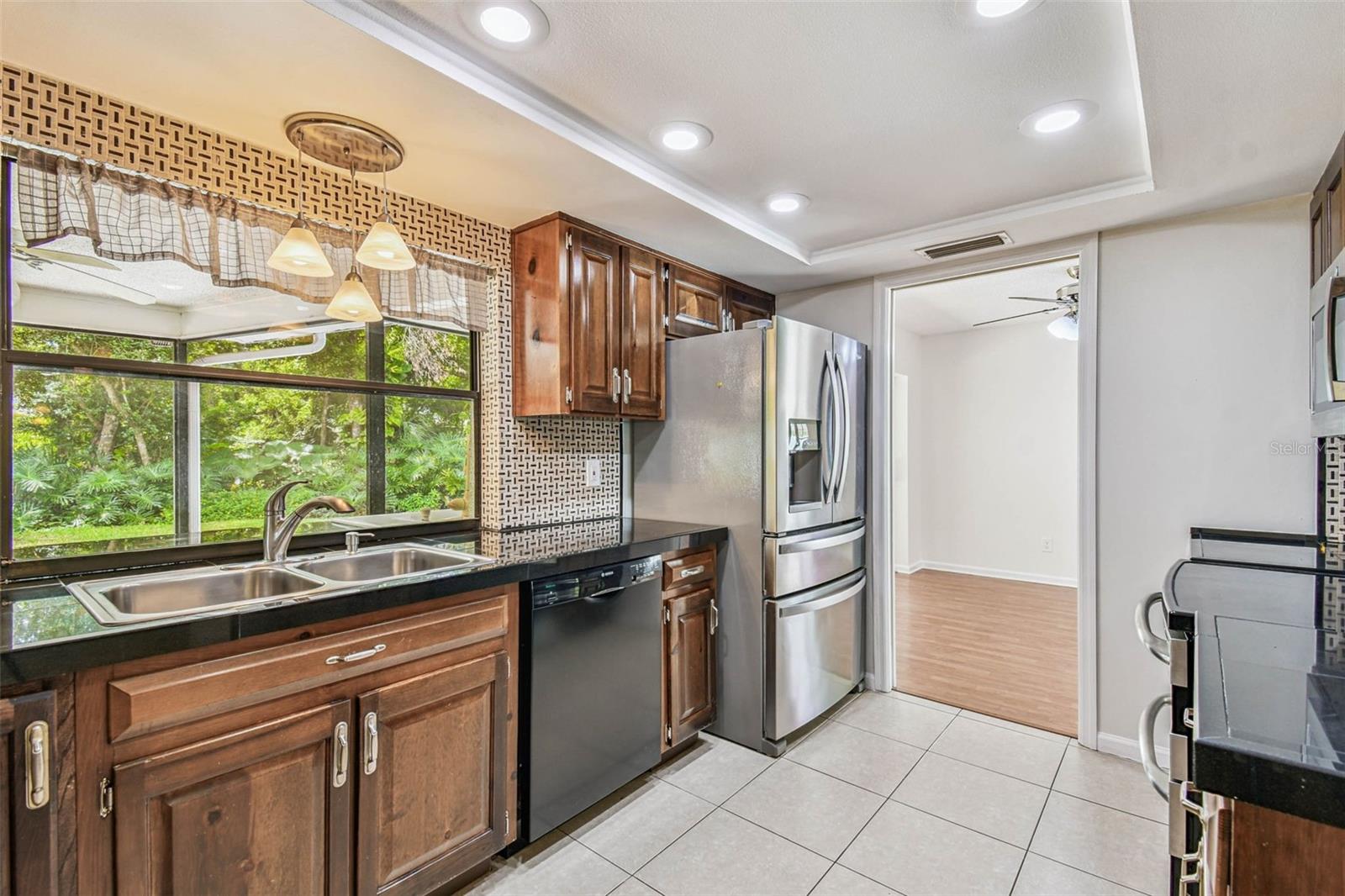 Listing photo id 17 for 9203 Regents Park Drive
