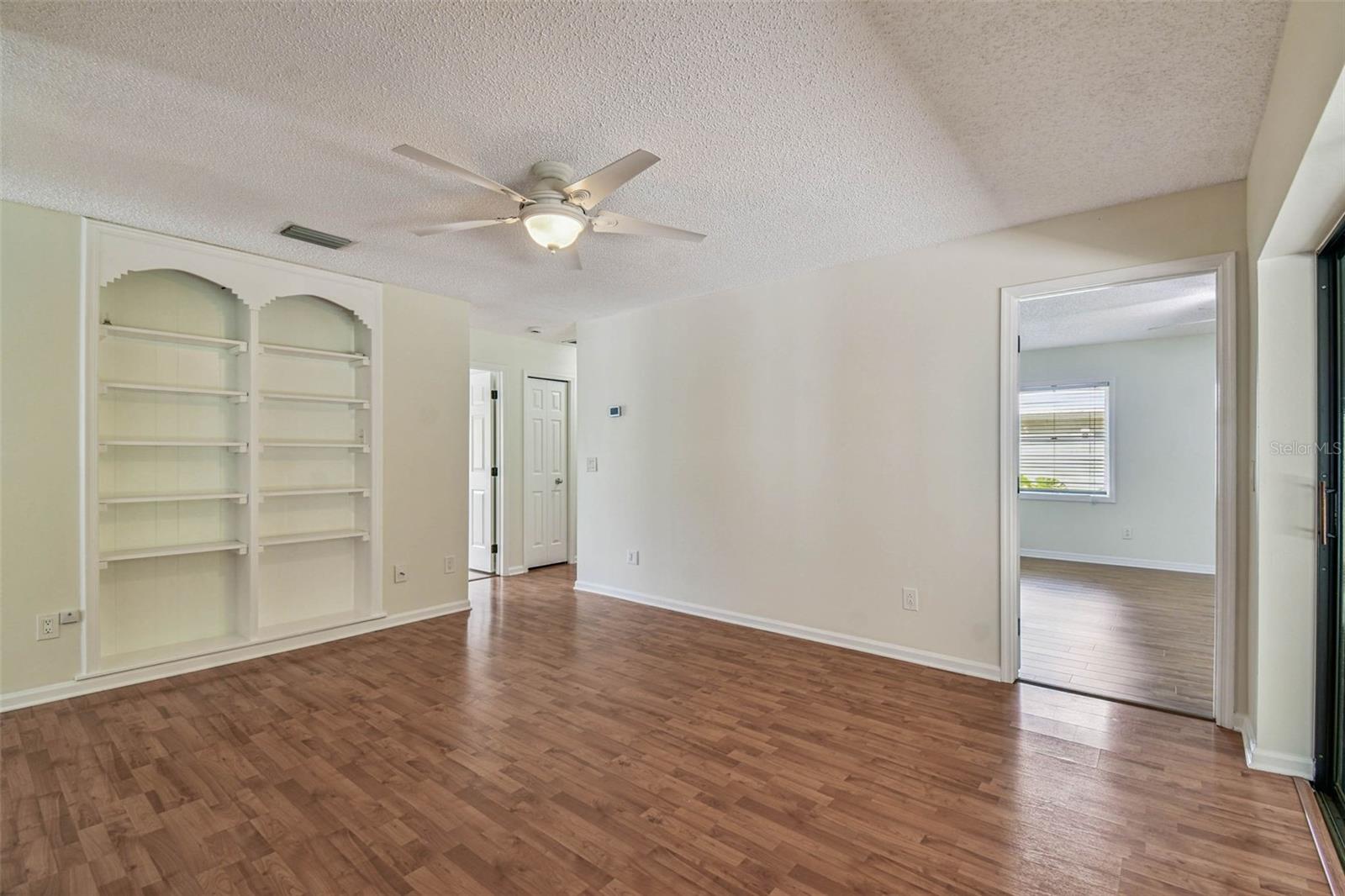 Listing photo id 26 for 9203 Regents Park Drive