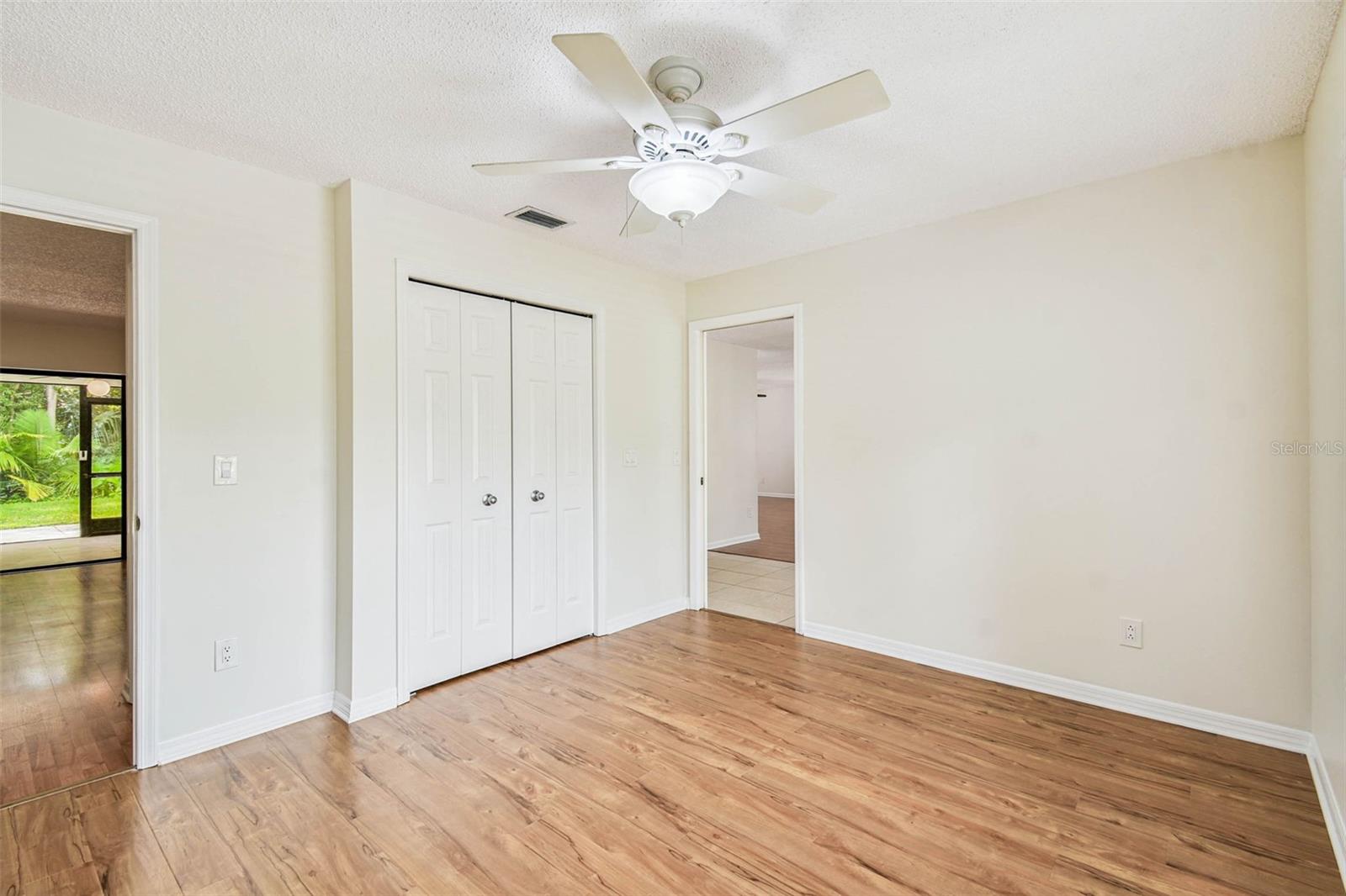 Listing photo id 32 for 9203 Regents Park Drive