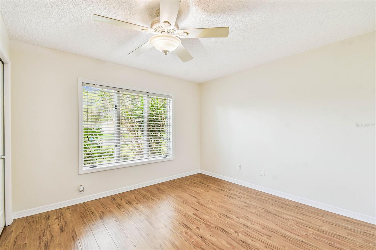 Listing photo id 35 for 9203 Regents Park Drive