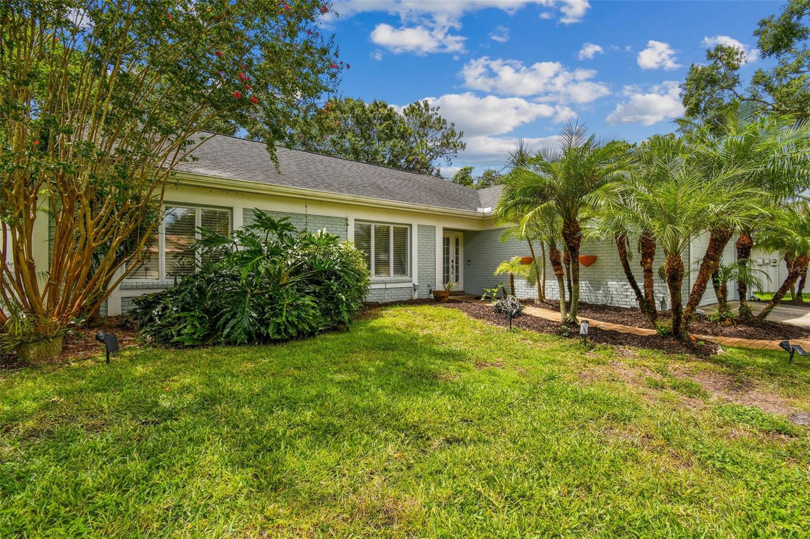 Listing photo id 2 for 9203 Regents Park Drive