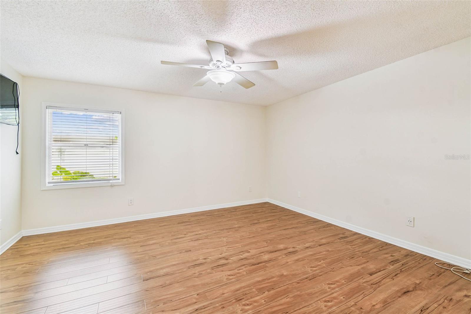 Listing photo id 42 for 9203 Regents Park Drive