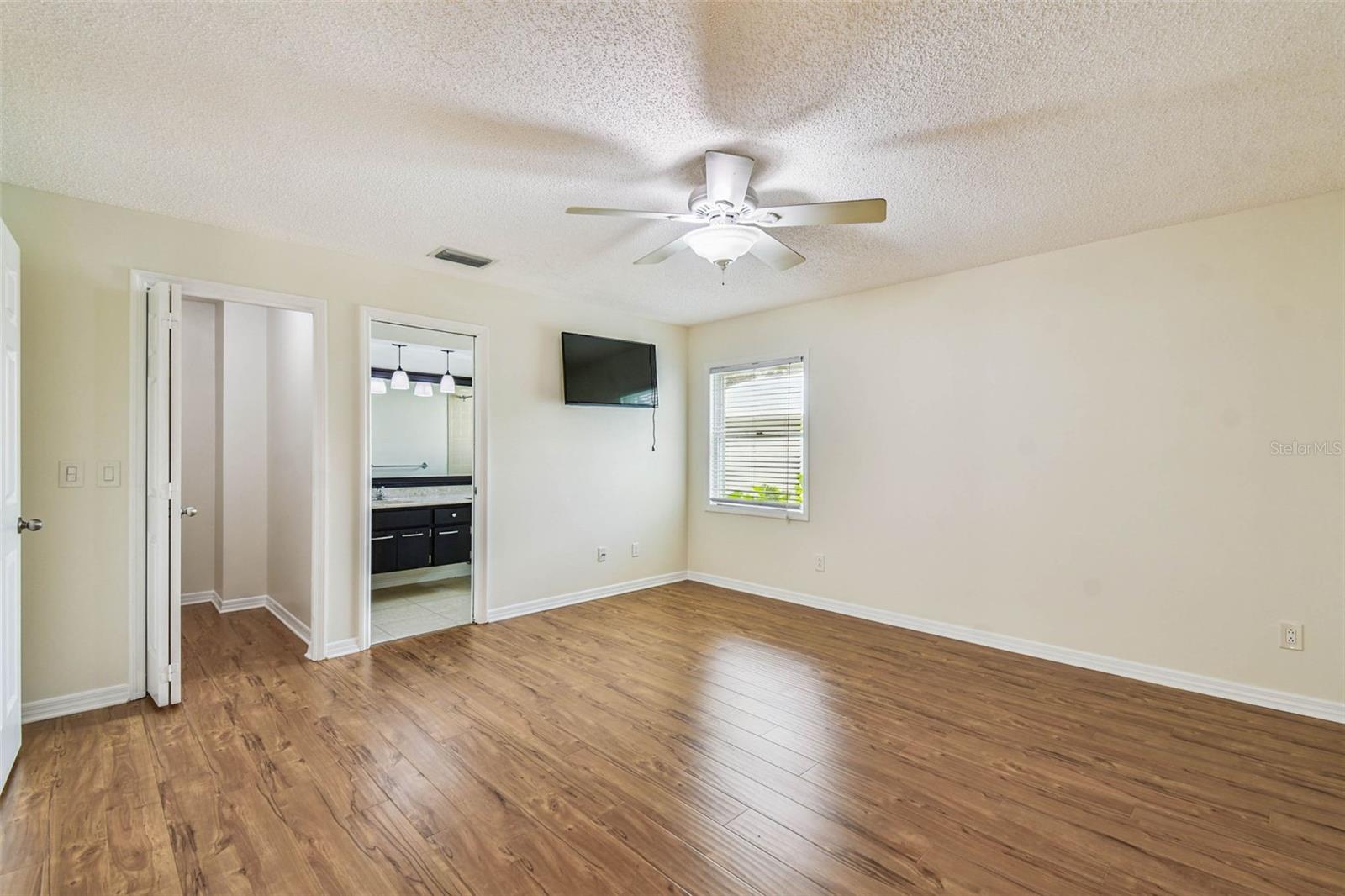 Listing photo id 45 for 9203 Regents Park Drive