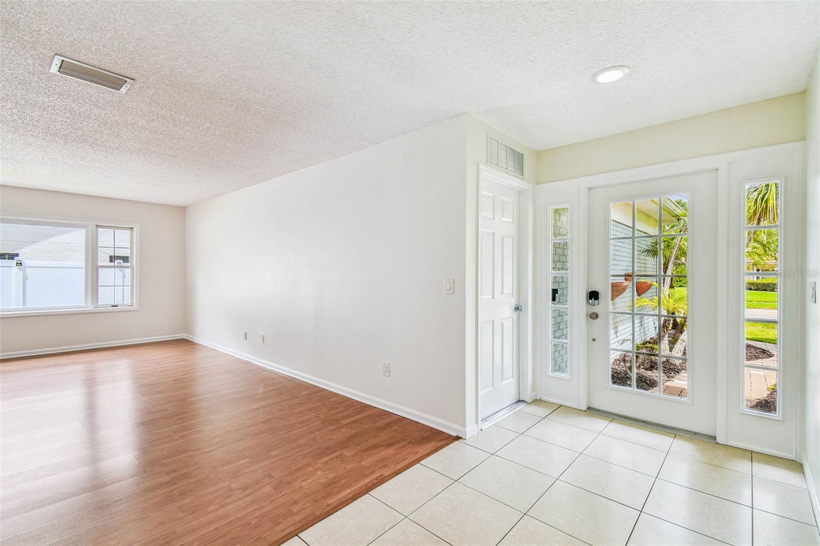 Listing photo id 5 for 9203 Regents Park Drive