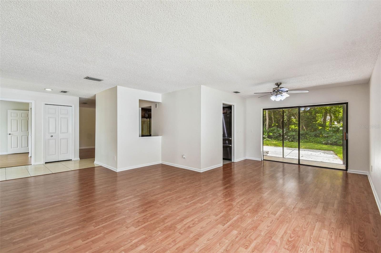 Listing photo id 7 for 9203 Regents Park Drive