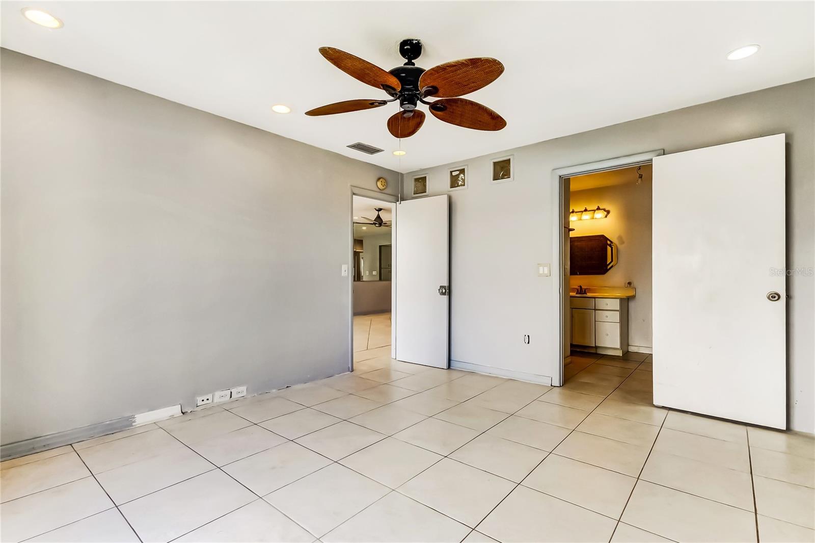 Image 28 of 57 For 4939 Floramar Terrace 410