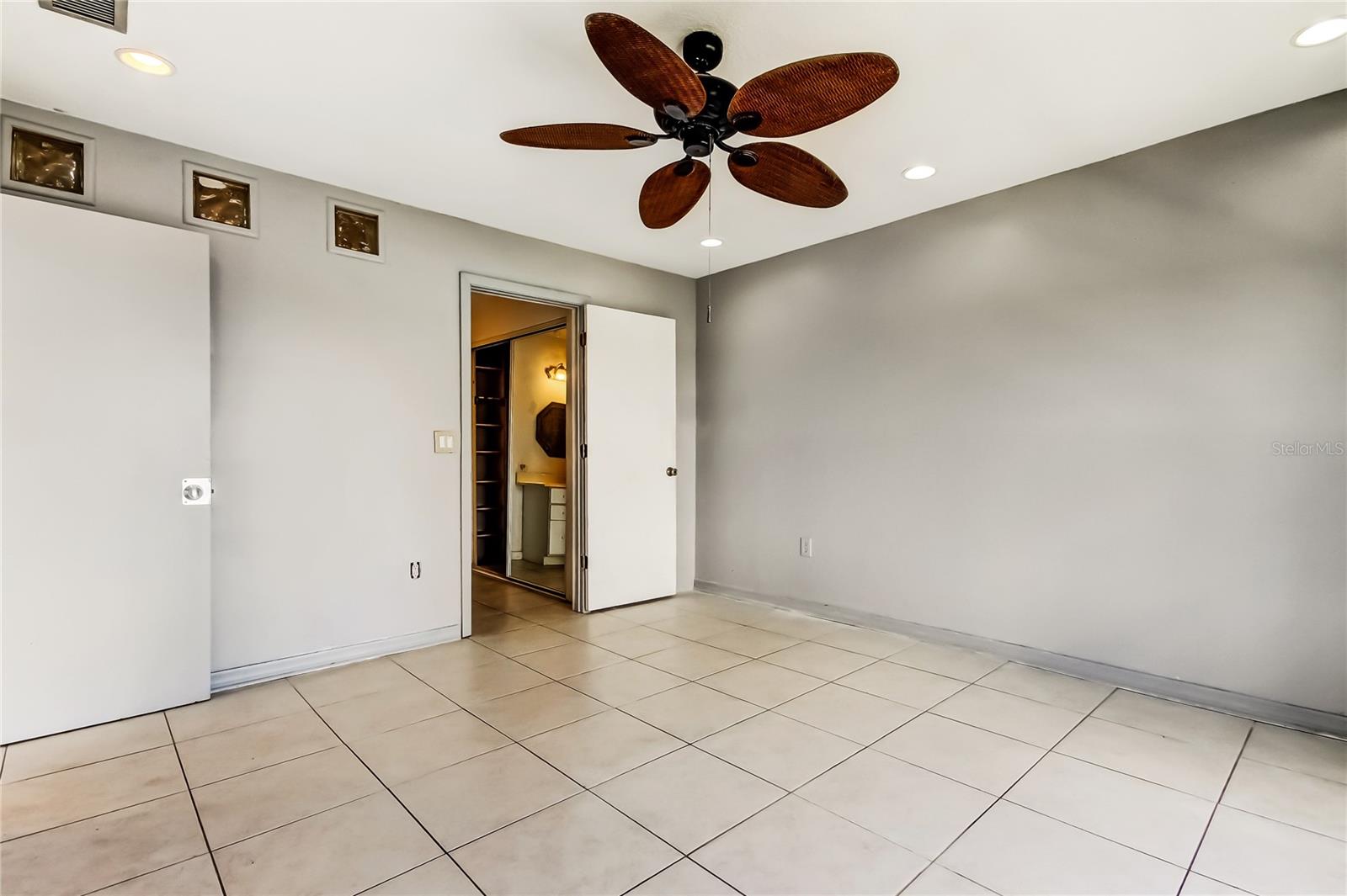 Image 29 of 57 For 4939 Floramar Terrace 410