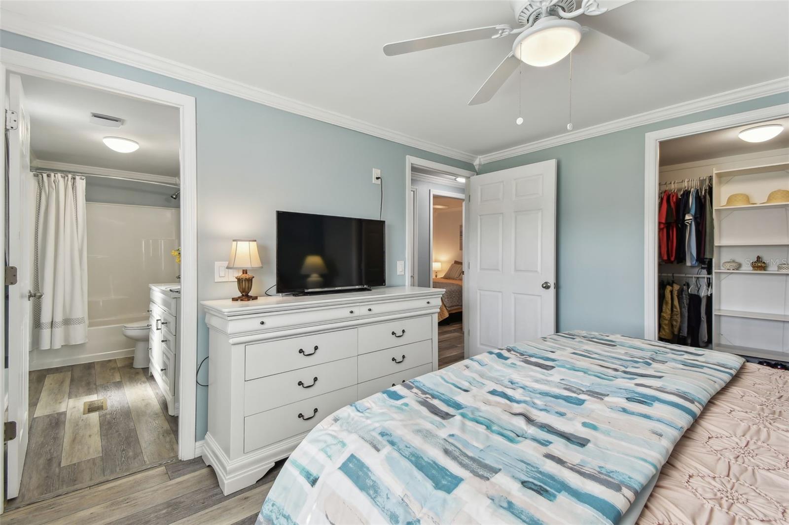 Image 40 of 82 For 12651 Seminole Boulevard 2i