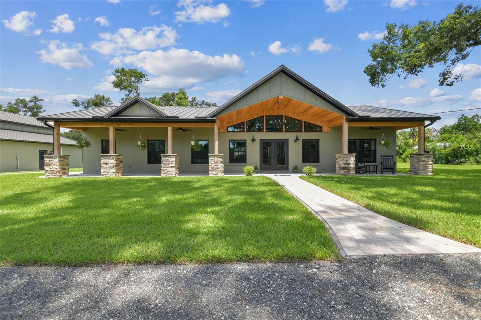 Listing photo id 0 for 1517 Uncle Buds Lane
