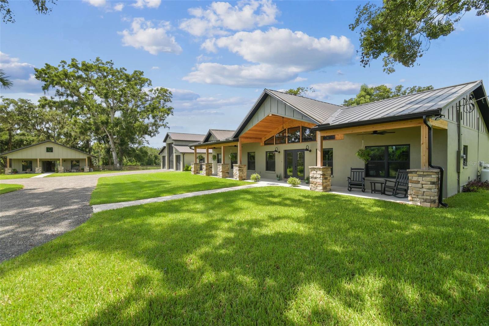 Listing photo id 2 for 1517 Uncle Buds Lane