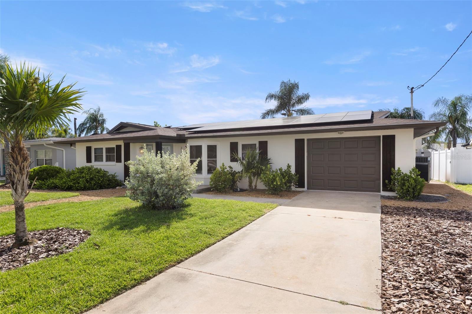 Listing photo id 2 for 2164 Cedar Drive